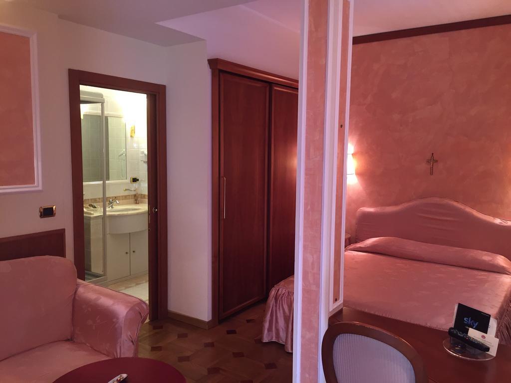 Oscar E Amorina Montegiorgio Zimmer foto